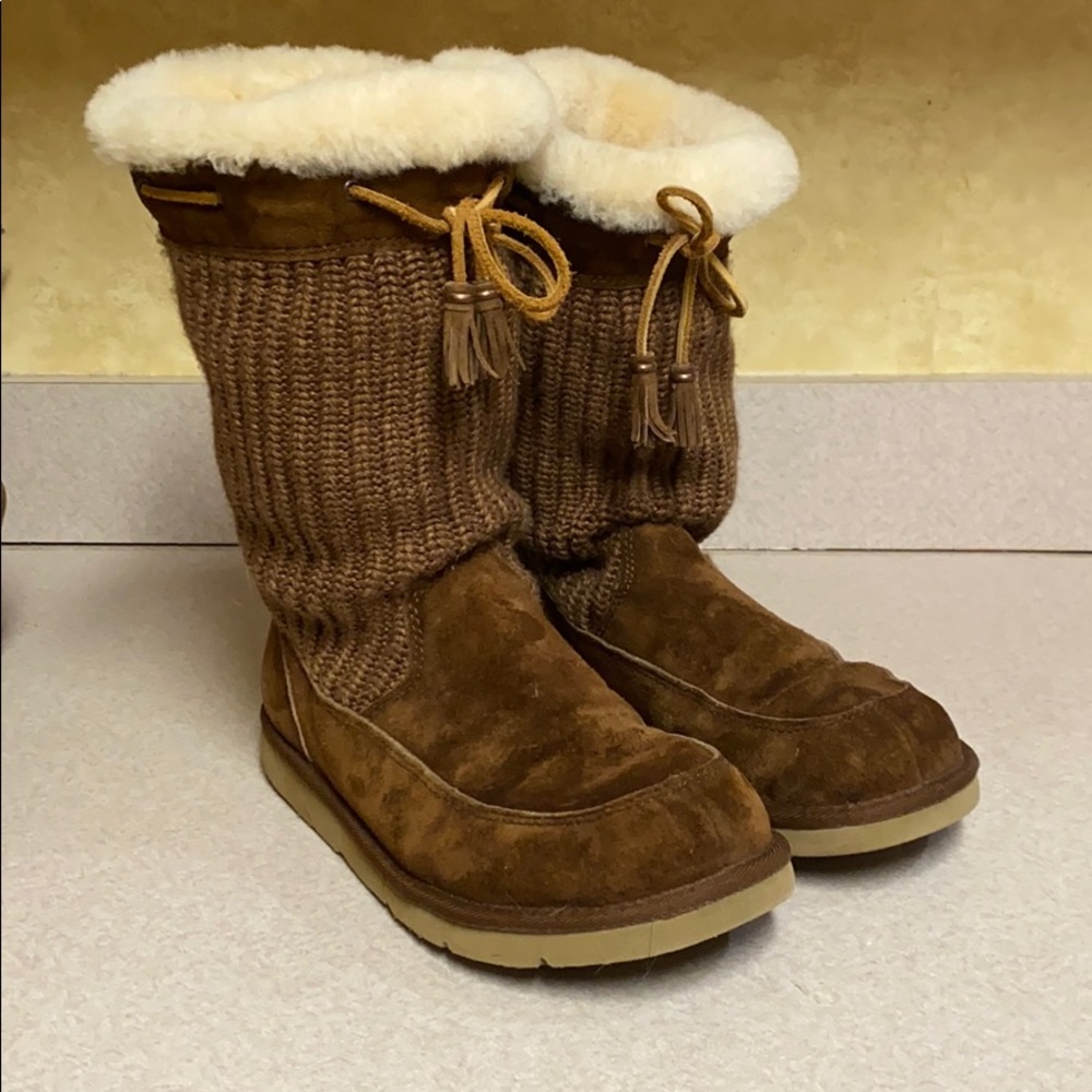 UGGS Australia suburb brown knit boots